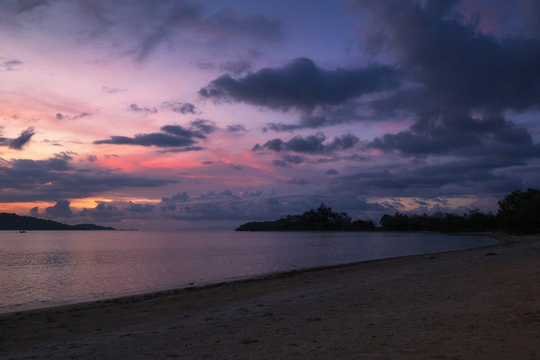 Ilustrasi awan dan perubahan cuaca di wilayah pesisir. Foto: Rowan Heuvel/Unsplash