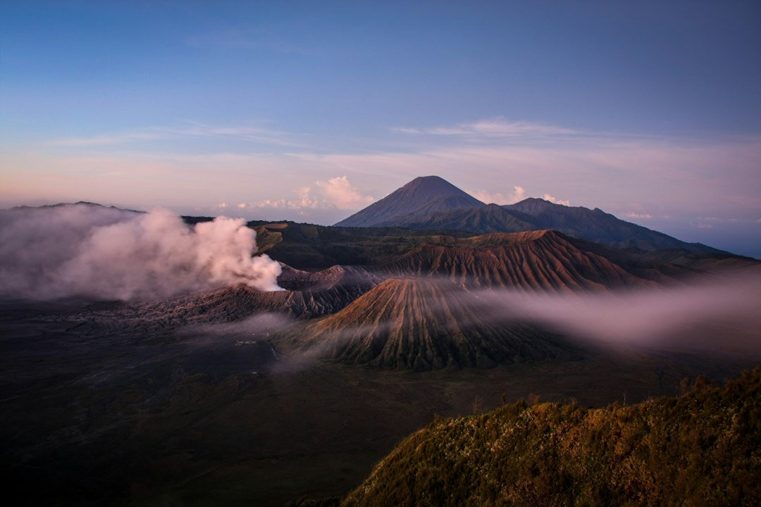 Ilustrasi kawasan pegunungan dan awan hujan. Foto: Mario La Pergola/Unsplash