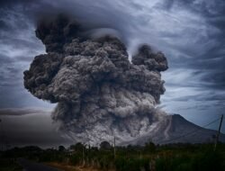 Anak Krakatau Erupsi pada 18 Oktober, Abu Capai 500 Meter di Atas Puncak