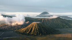 Ilustrasi aktivitas gunung berapi untuk berita erupsi Gunung Marapi