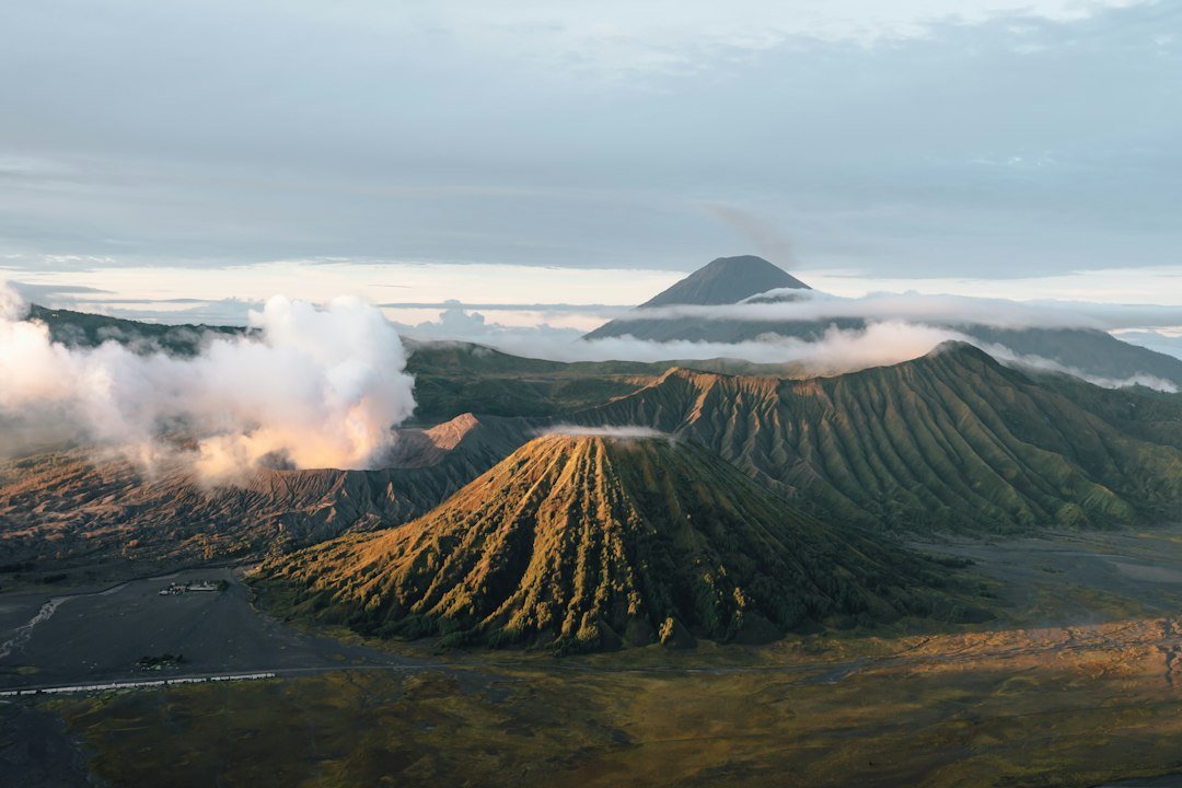 Ilustrasi aktivitas gunung berapi untuk berita erupsi Gunung Marapi