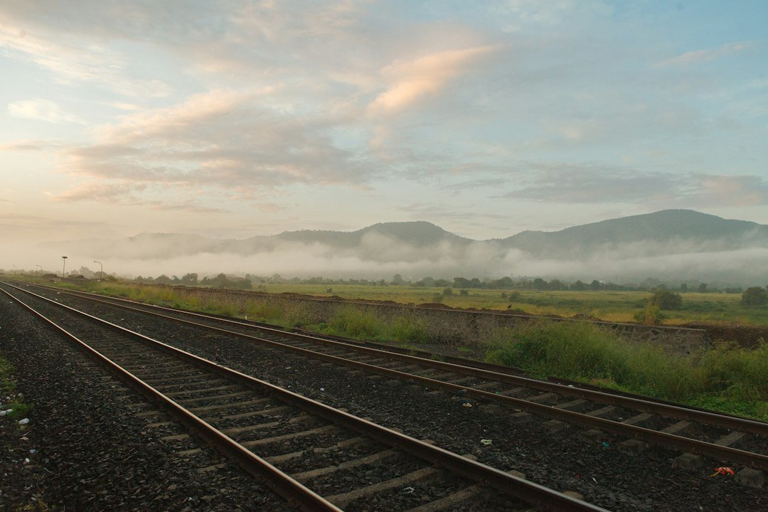 Ilustrasi jalur kereta api, bukan foto jalur Kayu Tanam Padang Panjang