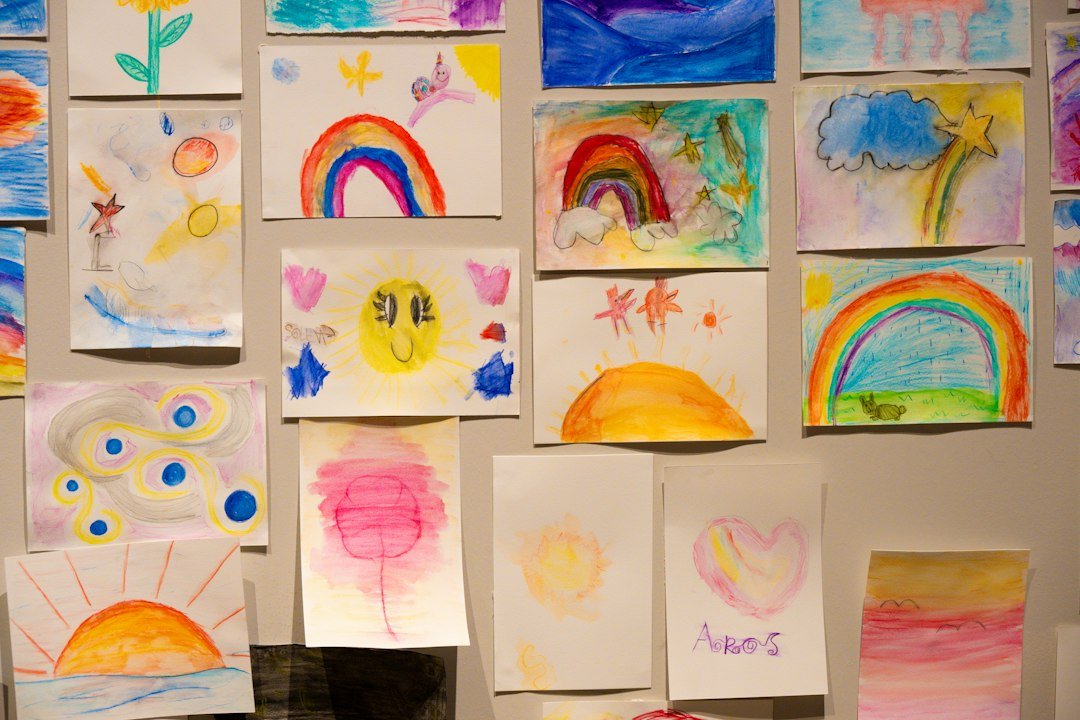Ilustrasi kumpulan gambar dan hasil karya seni anak-anak; bukan dokumentasi program PPG USI di Panti Asuhan Yayasan Islamic Centre