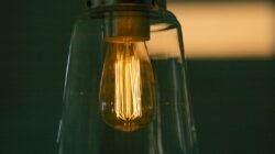 Lampu menyala sebagai ilustrasi pasokan listrik, bukan foto hunian sementara Aceh Tamiang.