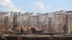 Ilustrasi pekerja konstruksi bangunan, bukan foto pembangunan hunian tetap Lhokseumawe
