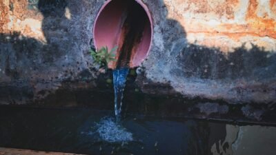 Warga Aceh Tamiang Keluhkan Air Sungai Simpang Kapal Menghitam dan Berbau