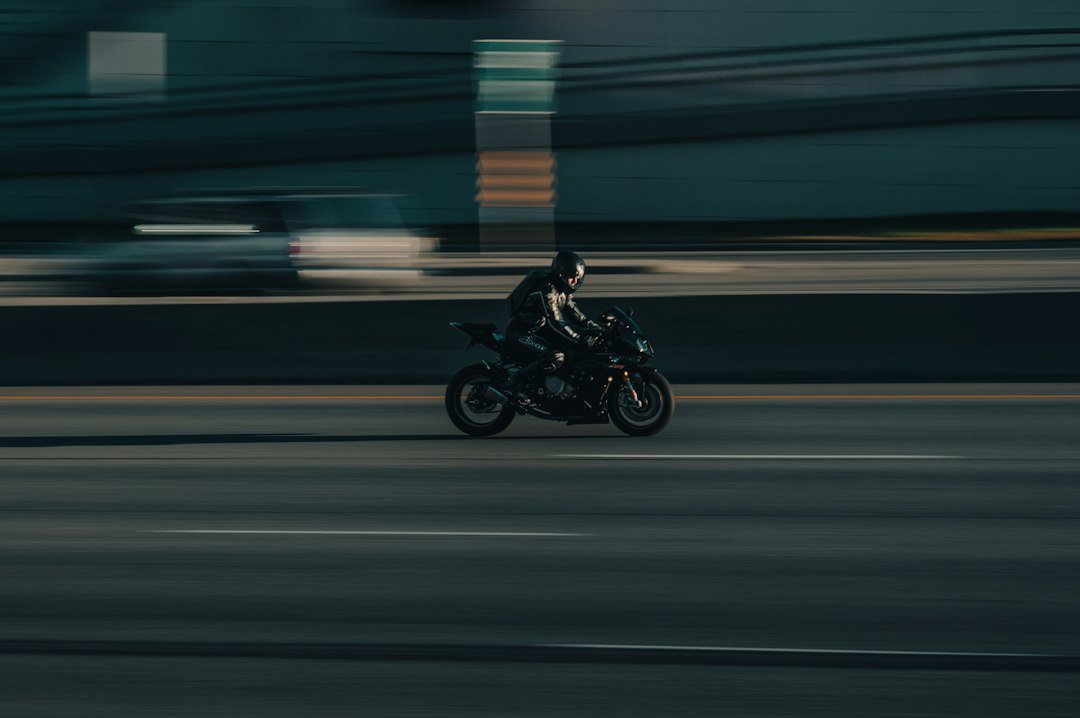 Ilustrasi pengendara sepeda motor dalam lalu lintas, bukan dokumentasi Operasi Patuh Seulawah