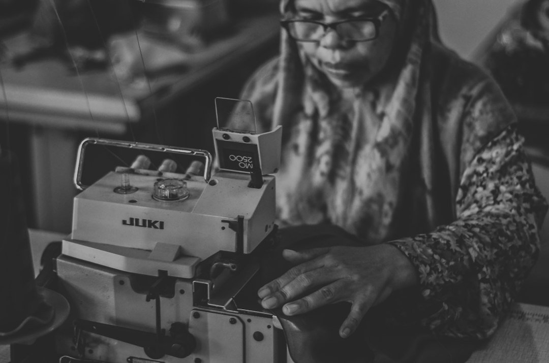 Ilustrasi kegiatan menjahit untuk usaha kecil; bukan foto kegiatan BKOW Sumut. Foto: Firdaus Roslan/Unsplash.