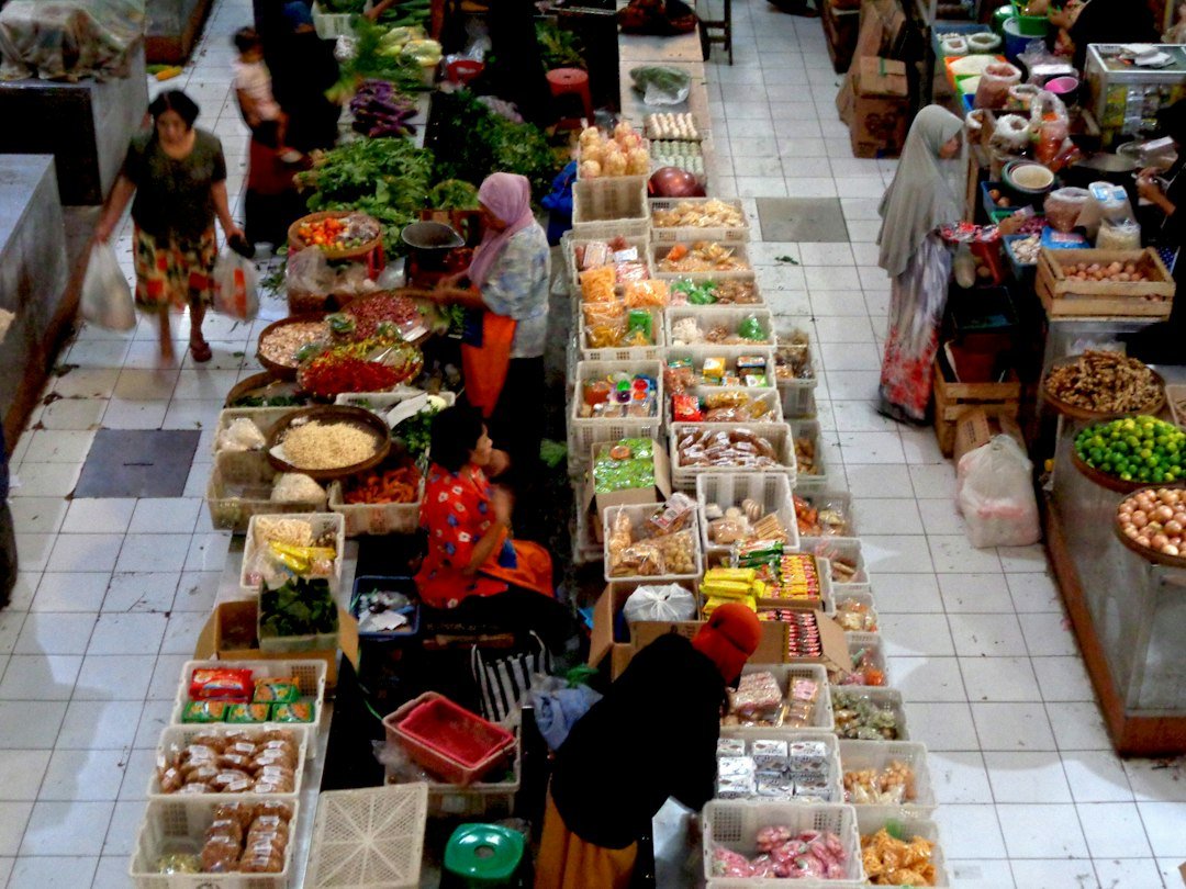 Ilustrasi produk pangan di pasar untuk berita pengawasan sertifikasi halal di Lampung
