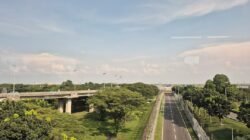 Ilustrasi ruas jalan dan jembatan hijau; bukan foto akses Bandara Sultan Iskandar Muda