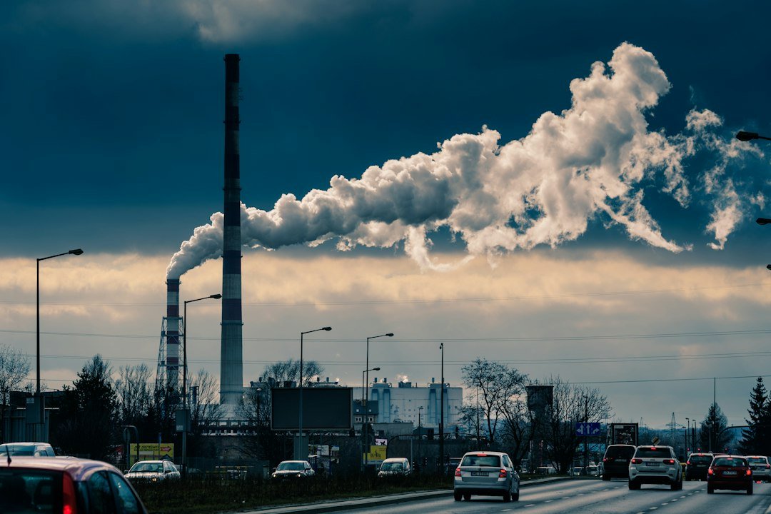 Ilustrasi kabut asap dan polusi udara di kawasan perkotaan. Foto: Jacek Dylag/Unsplash