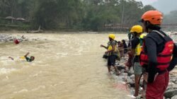 Peserta pelatihan LPHD Gembulo mempraktikkan simulasi penyelamatan korban di sungai menggunakan perlengkapan keselamatan, Gayo Lues, Oktober 2026