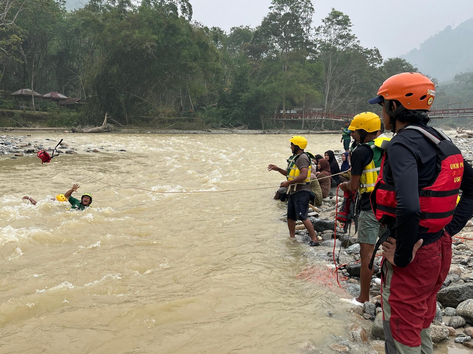 Peserta pelatihan LPHD Gembulo mempraktikkan simulasi penyelamatan korban di sungai menggunakan perlengkapan keselamatan, Gayo Lues, Oktober 2026